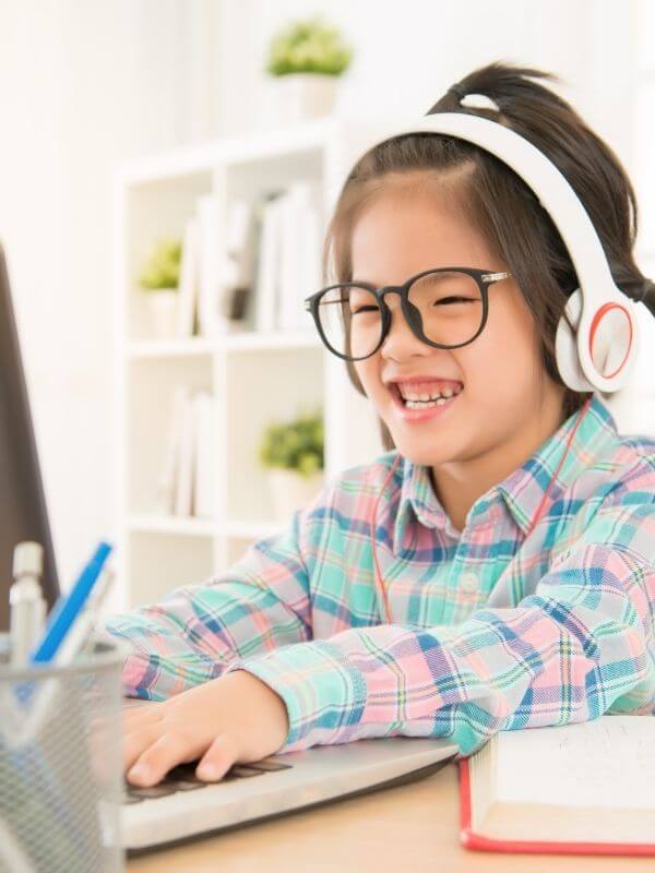 girl in front of computer doing online dyslexia tutoring